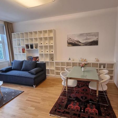 Sunny Apartment Next To Metro 1Br Bécs Kültér fotó
