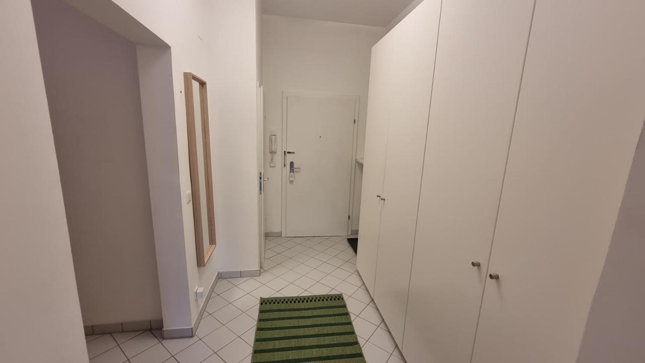 Sunny Apartment Next To Metro 1Br Bécs Kültér fotó